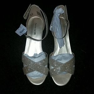 🚨🚨🚨Brand new girl's gold dress shoes🚨🚨🚨